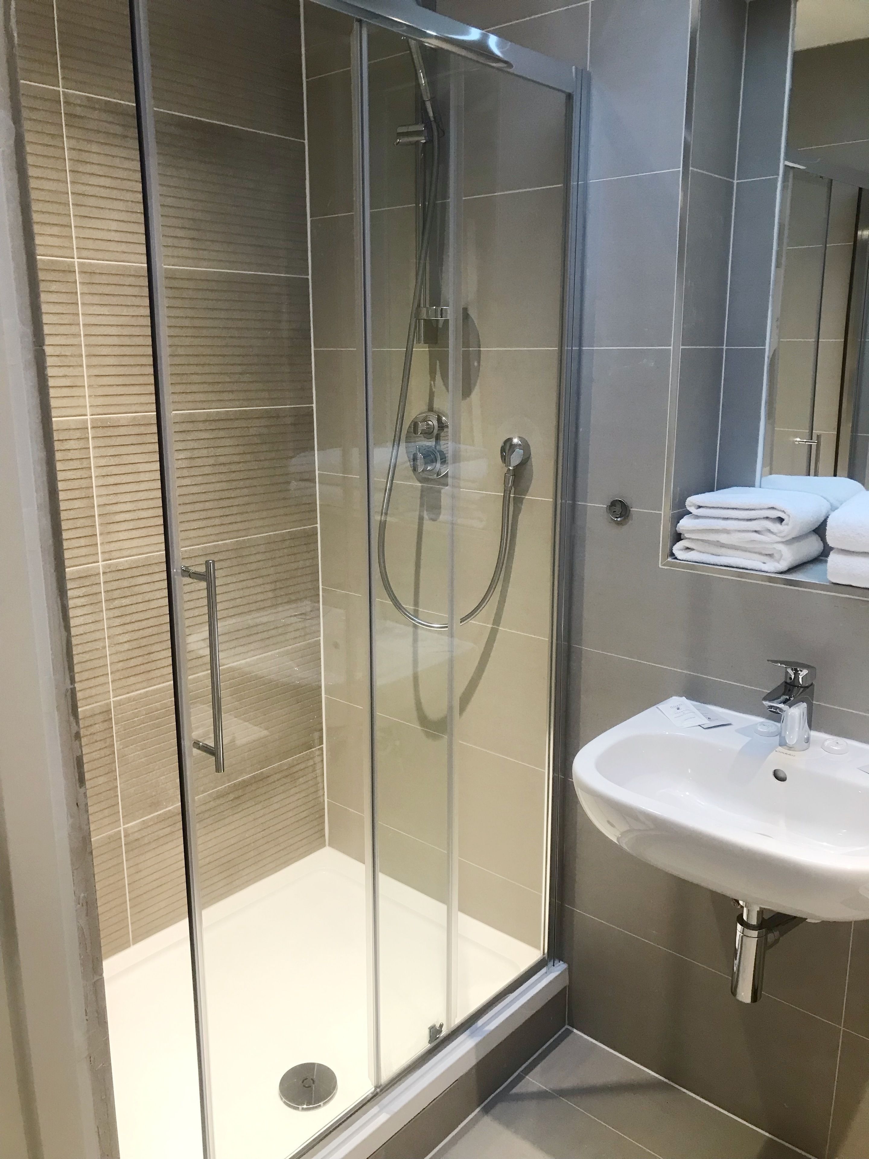 Dreibettzimmer | Badezimmer | Dusche, Haartrockner, Handtücher