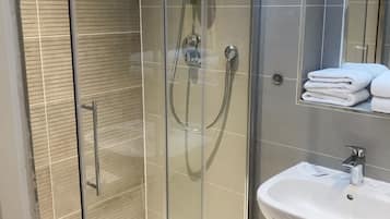 Dreibettzimmer | Badezimmer | Dusche, Haartrockner, Handtücher