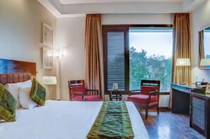 Deluxe-huone | Minibaari, tallelokero huoneessa, työpöytä, silitysrauta/-lauta