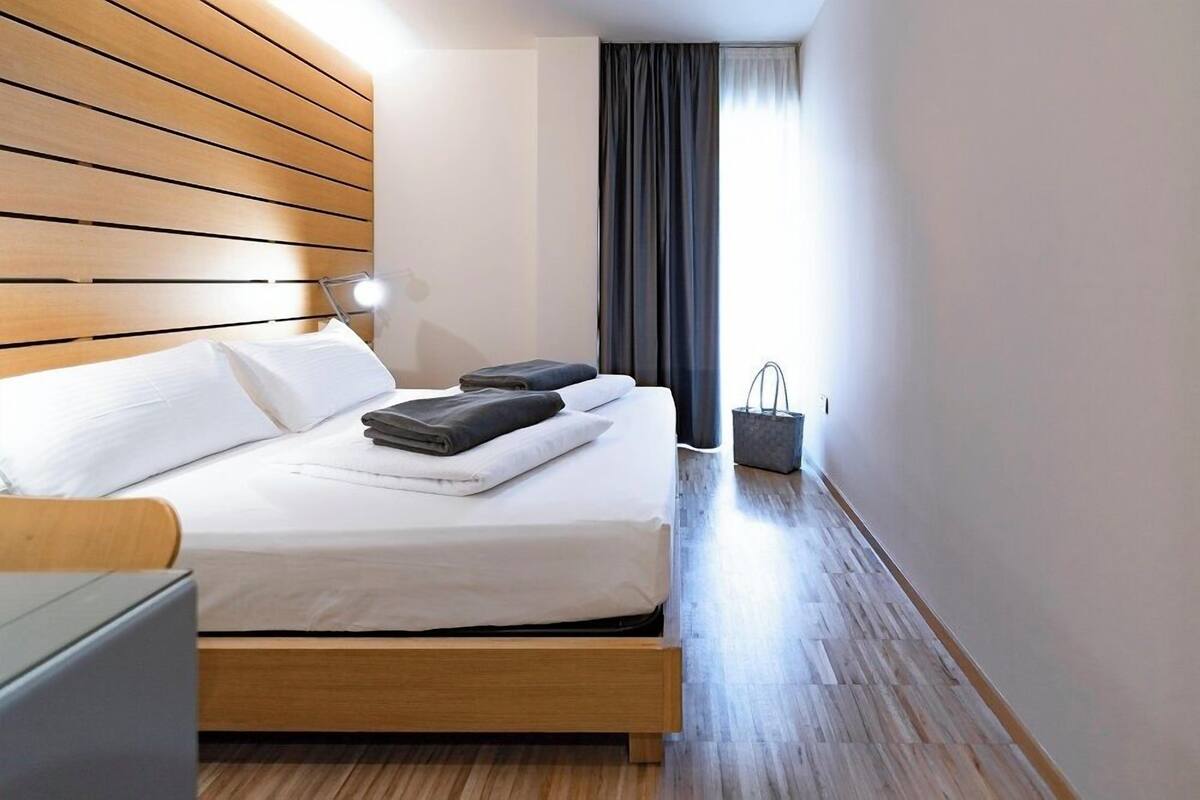 Hypo-allergenic bedding, down duvets, pillow-top beds, minibar