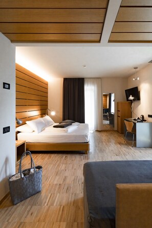 Premium kamer, uitzicht op meer | Hypoallergeen beddengoed, donsdekens, pillowtop-bedden, een minibar