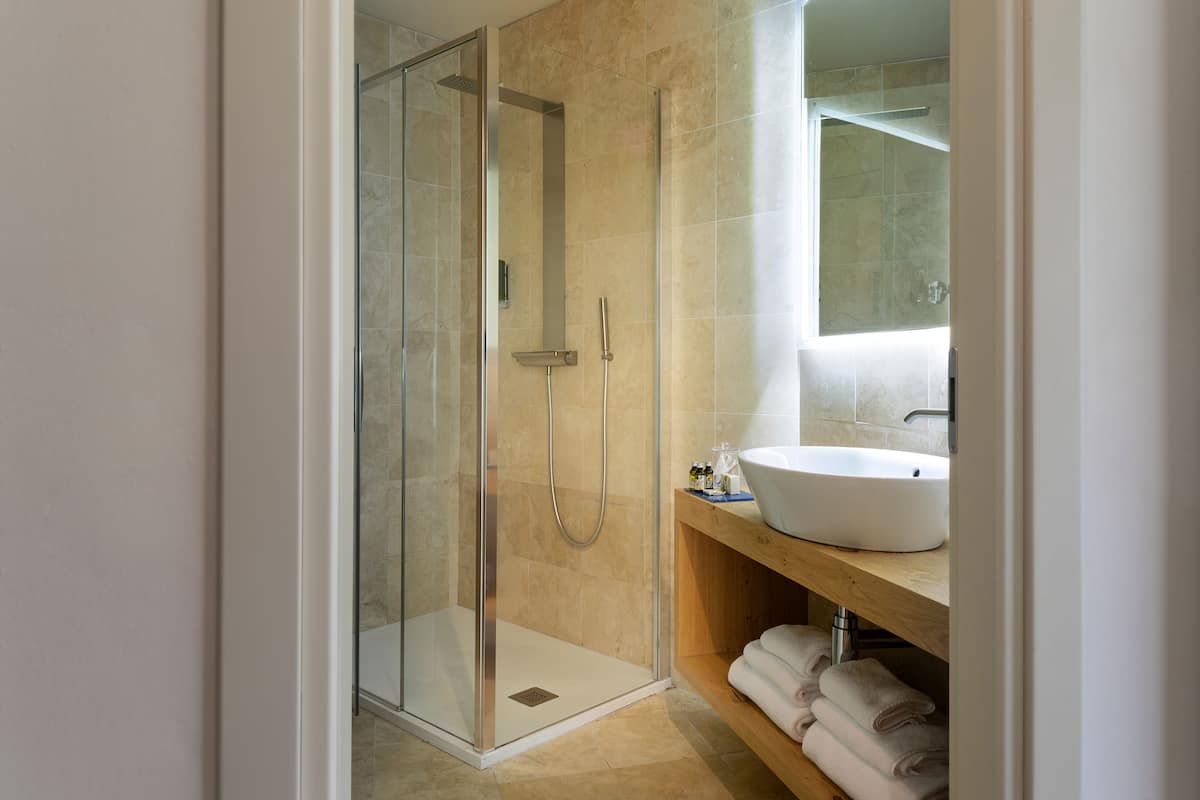 junior suite, park view | bathroom | free toiletries, hair dryer, bathrobes, slippers