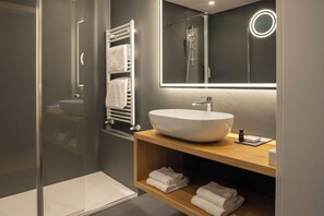 Deluxe Room with Balcony | Bathroom | Free toiletries, hair dryer, bathrobes, slippers - Astoria Resort (Riva del Garda)