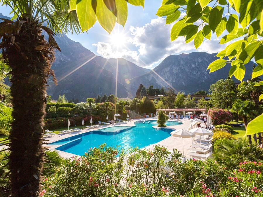 Piscina interna, piscina externa, espreguiçadeiras