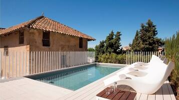 Una piscina al aire libre