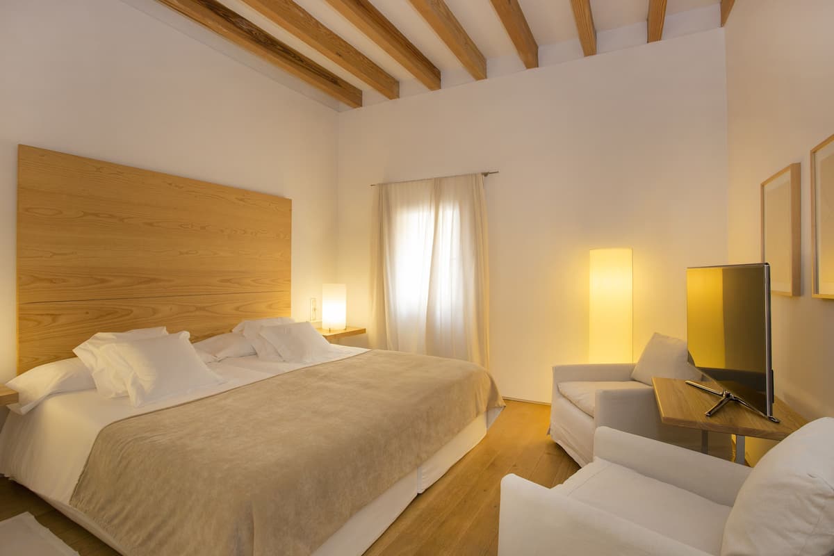 1 bedroom, hypo-allergenic bedding, minibar, in-room safe