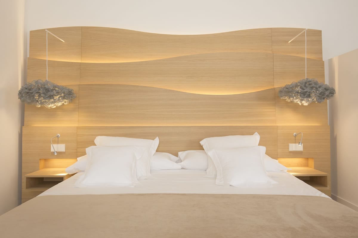 1 bedroom, hypo-allergenic bedding, minibar, in-room safe