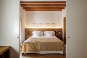 Premium Suite | Hypo-allergenic bedding, minibar, in-room safe, desk - Convent de la Missio Boutique Hotel GL, Adults Only – Preferred Hotels & Resorts (Palma de Mallorca)