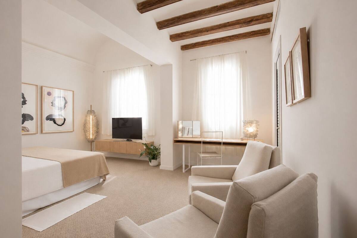 Literie hypoallergénique, minibar, coffres-forts dans les chambres
