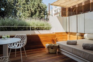 Roupas de cama antialérgicas, frigobar, cofres nos quartos, escrivaninha