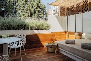 Hypo-allergenic bedding, minibar, in-room safe, desk