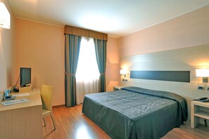 Suite júnior | Cobrellits, minibar, caixa forta a l'habitació i escriptori 