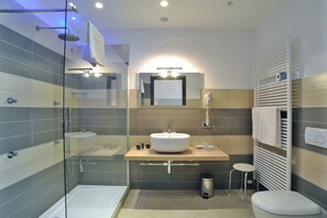 Hair dryer, bidet, towels - Hotel Arthur (Castelvetro di Modena)
