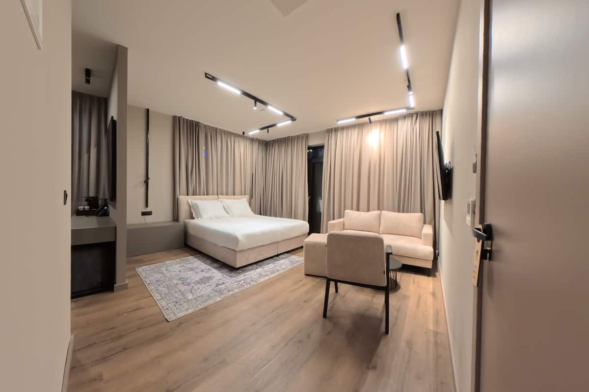 1 bedroom, premium bedding, down comforters, minibar