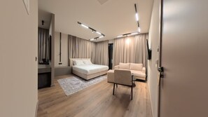 1 habitación, ropa de cama de alta calidad, cubrecamas y minibar 