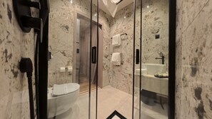 Chuveiro, produtos de toalete grátis, secador de cabelo 