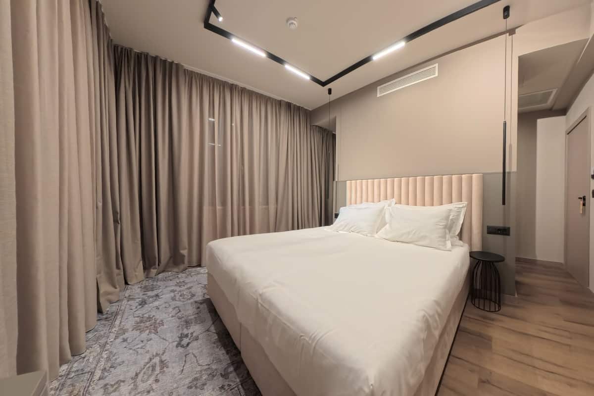 1 bedroom, premium bedding, down comforters, minibar