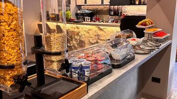 بوفيه فطور يوميًا بتكلفة قدرها (15 EUR للشخص)