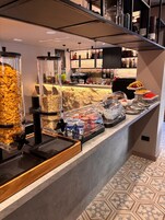 Frokostbuffé hver dag (EUR 15 per person)