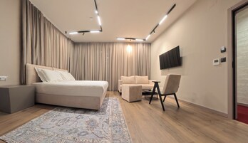 Sengetøy av topp kvalitet, dundyner, minibar og safe på rommet