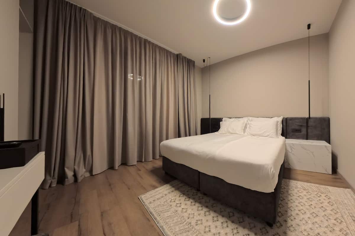 1 bedroom, premium bedding, down comforters, minibar