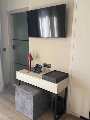 1 bedroom, premium bedding, down duvets, minibar