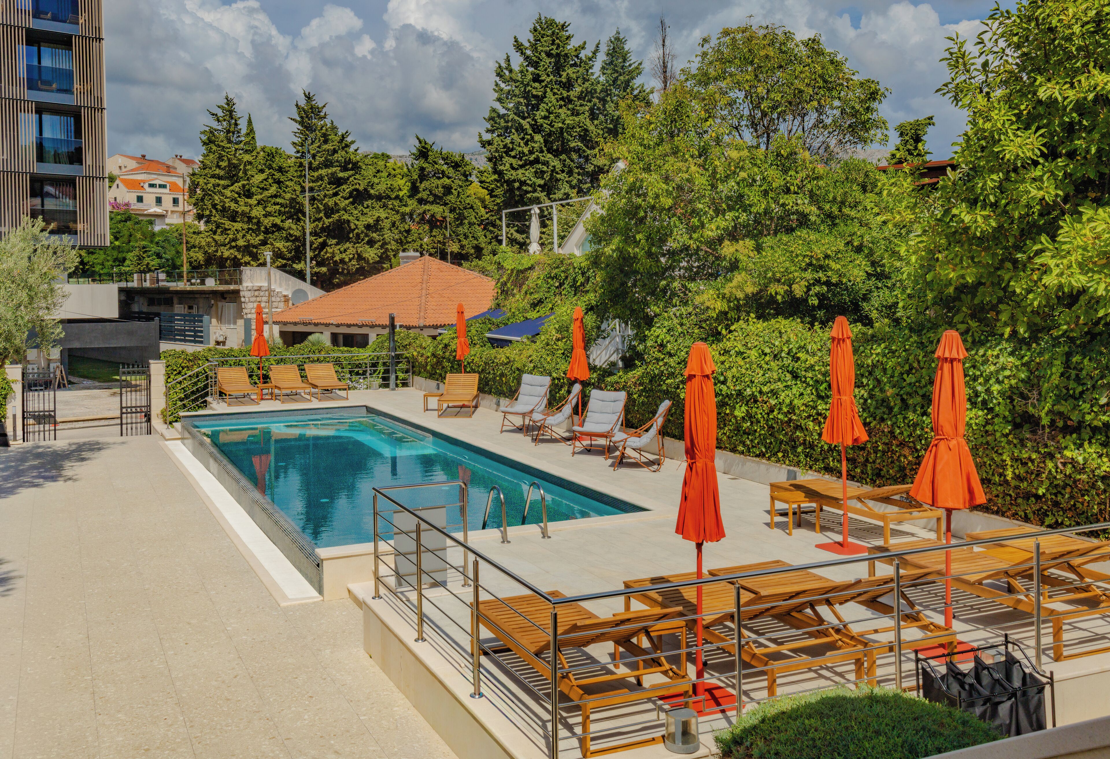 Una piscina al aire libre de temporada