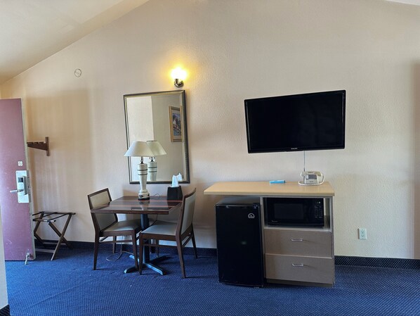 WiFi (free), alarm clocks, bed sheets - Budget Inn (San Luis Obispo)