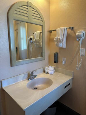 Standard Single Room, 1 King Bed, Accessible | Bathroom | Towels - Budget Inn (San Luis Obispo)