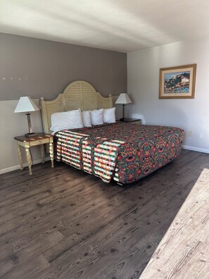 Standard Single Room, 1 King Bed, Accessible | WiFi (free), alarm clocks, bed sheets - Budget Inn (San Luis Obispo)