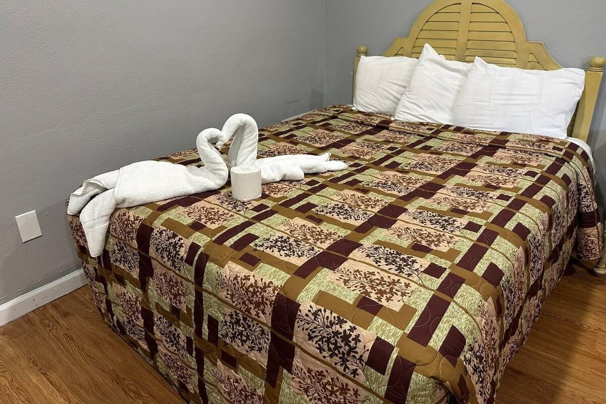 Standard Single Room, 1 King Bed | WiFi (free), alarm clocks, bed sheets