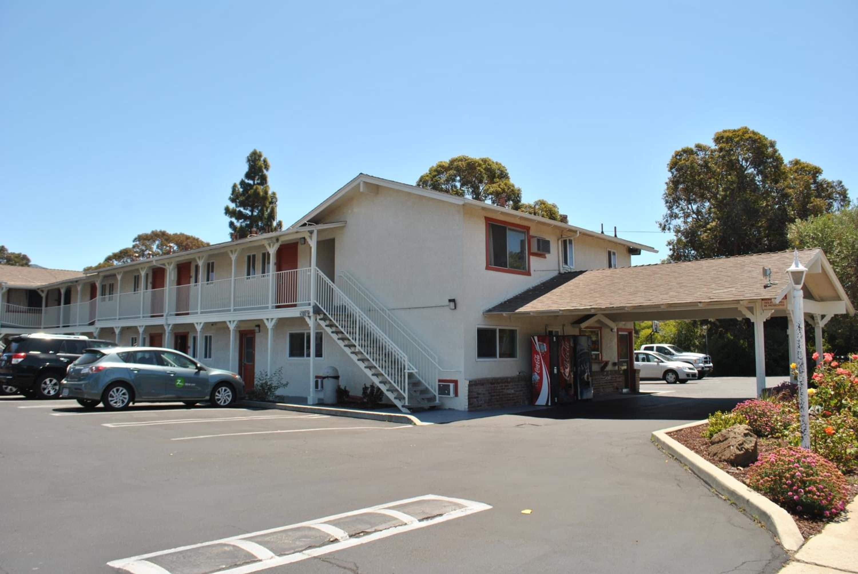 Un motel doté d’un parking, d’un distributeur automatique de Coca-Cola et d’un espace extérieur abrité.