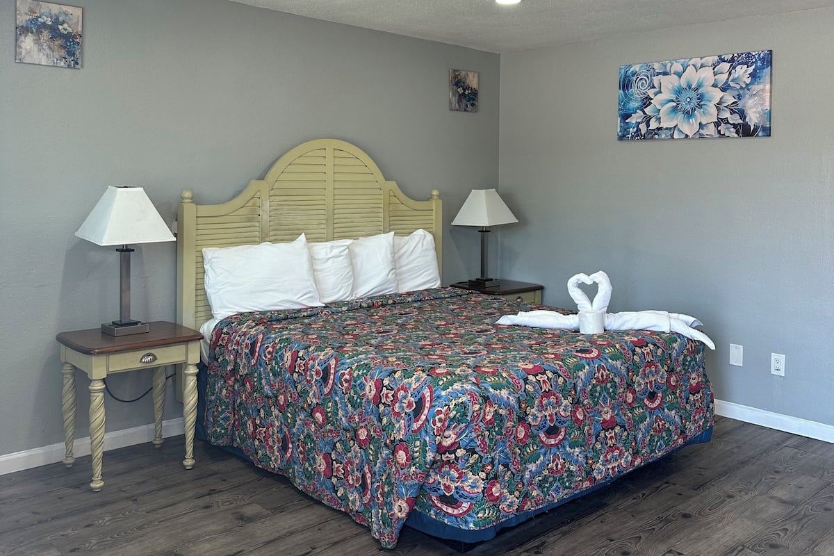 Standard Single Room, 1 King Bed, Accessible | WiFi (free), alarm clocks, bed sheets