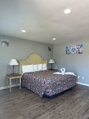 Standard Single Room, 1 King Bed, Accessible | WiFi (free), alarm clocks, bed sheets - Budget Inn (San Luis Obispo)