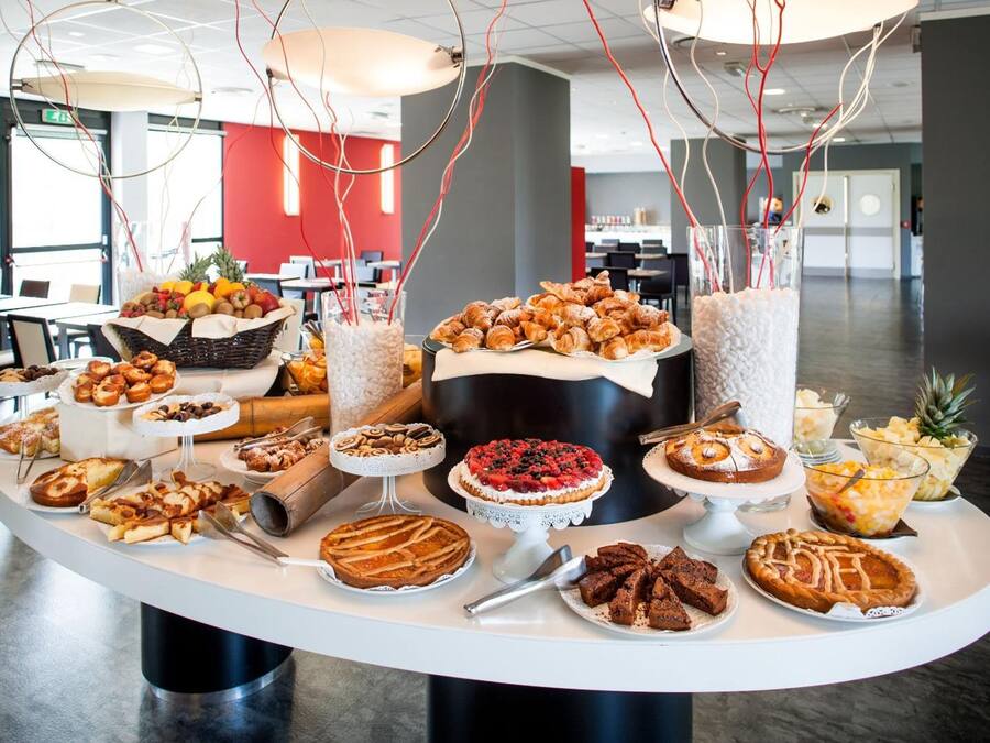 每日供应自助式早餐(每人 EUR 10)