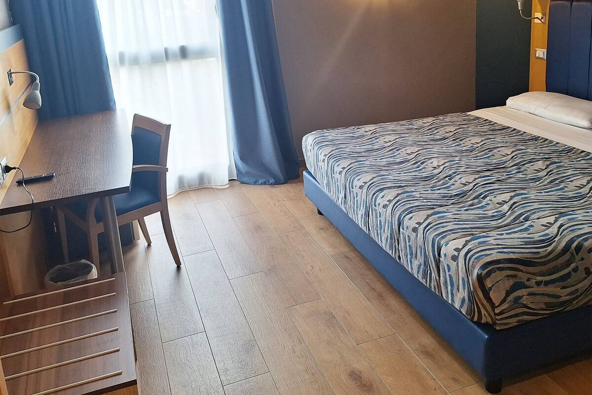 Dundyner, safe på rommet, skrivebord og lydisolert