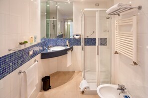 Regadera, amenidades de baño gratuitas, secadora de cabello, bidet