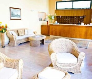 Lobby sitting area - Hotel Torino (Terracina)