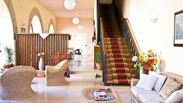 Coin salon dans le hall