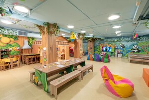 Área de juegos infantiles bajo techo