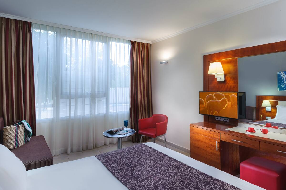 Eenvoudige tweepersoonskamer | Een minibar, een kluis op de kamer, snel internet, een wekker