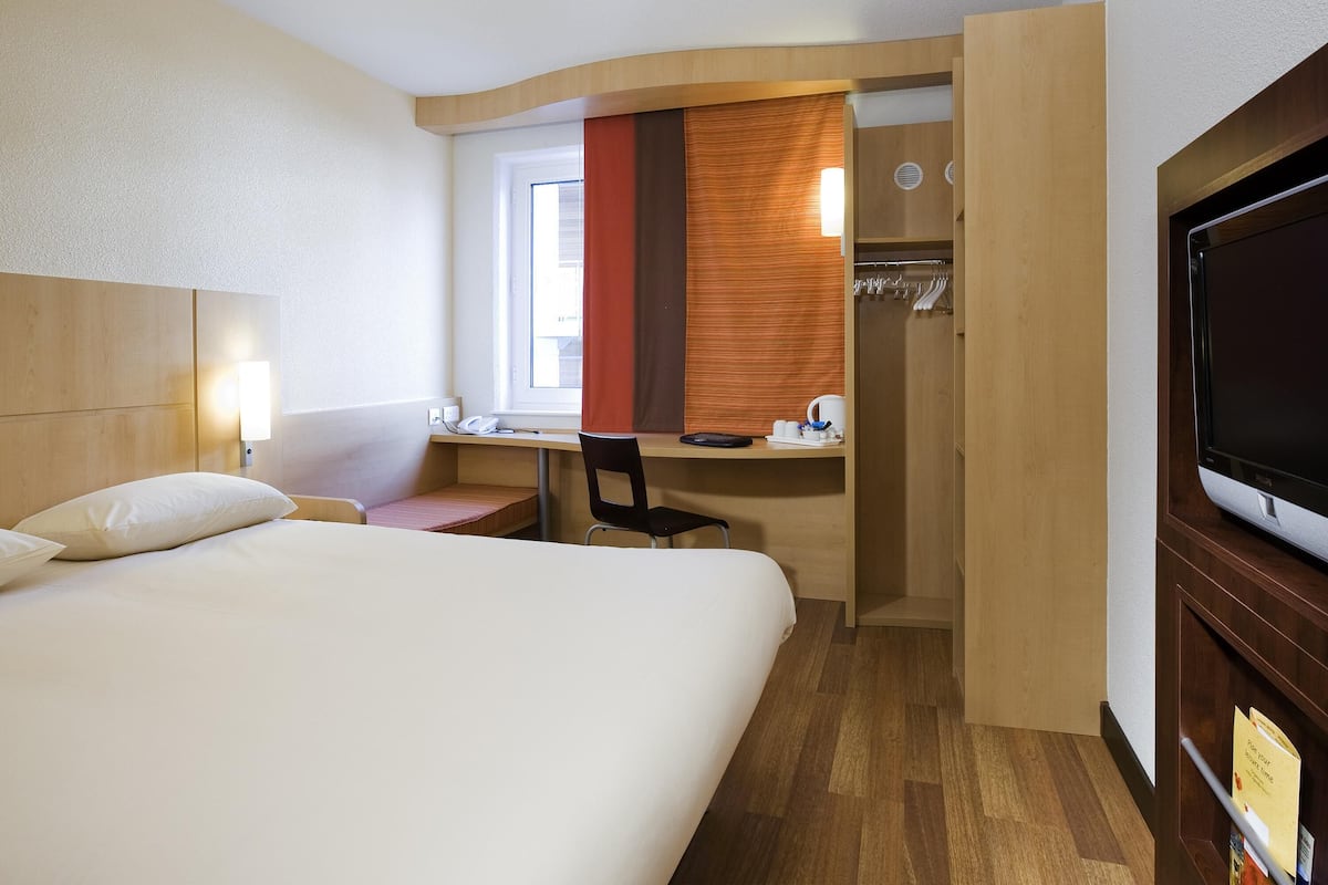 Chambre, 1 lit double | Coffres-forts dans les chambres, bureau, fer et planche Ă repasser