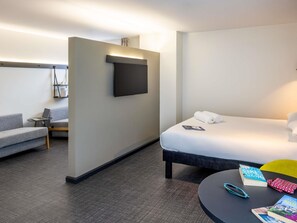 In-room safe, desk, iron/ironing board, free cots/infant beds - ibis Bristol Temple Meads Quay (Bristol)