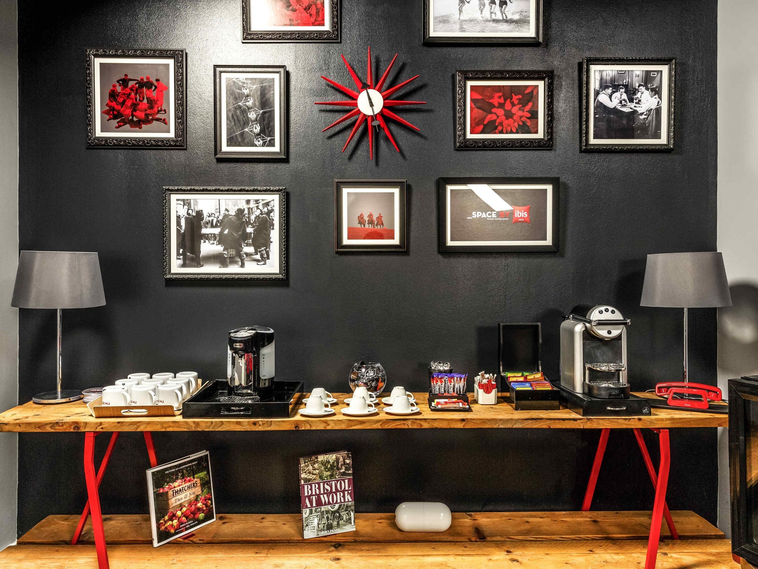 Un café proposant différents types d’expresso, une variété de tasses et un livre intitulé « BRISTOL AU TRAVAIL ».