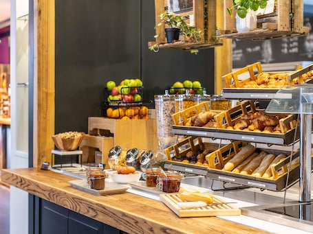 Desayuno continental (GBP 12.0 por persona)