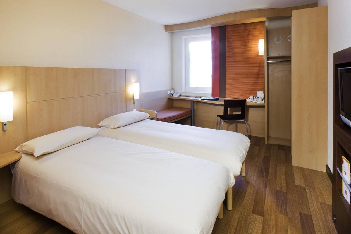 Caja de seguridad en la habitación y escritorio