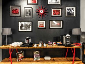 A coffee bar with multiple espresso machines, cups, and a book titled 'BRISTOL AT WORK'. - ibis Bristol Temple Meads Quay (Bristol)