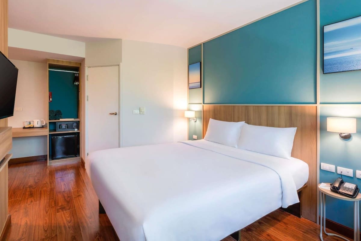 Chambre supĂ©rieure, 1 grand lit | Coffre-fort, rideaux dâobscurcissement, fer et planche Ă repasser