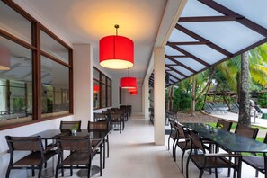 تناول الطعام بالخارج