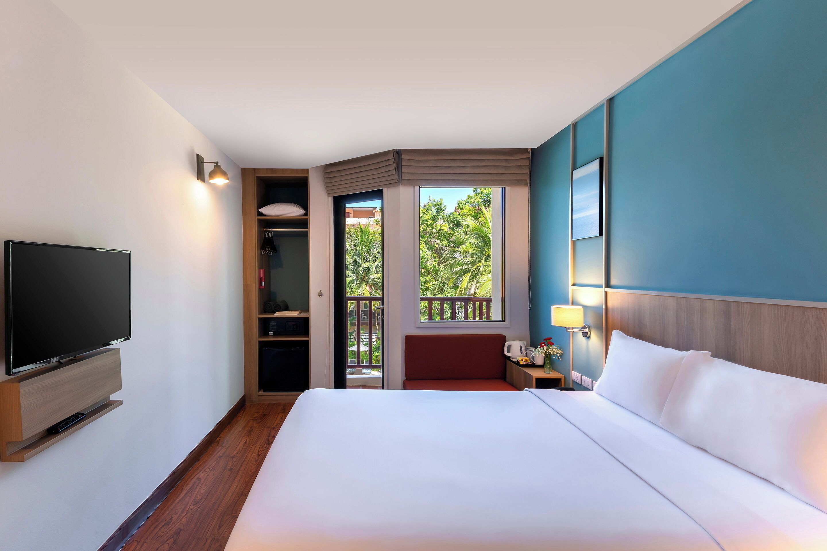 Superior Room, 1 Queen Bed | In-room safe, blackout curtains, iron/ironing board